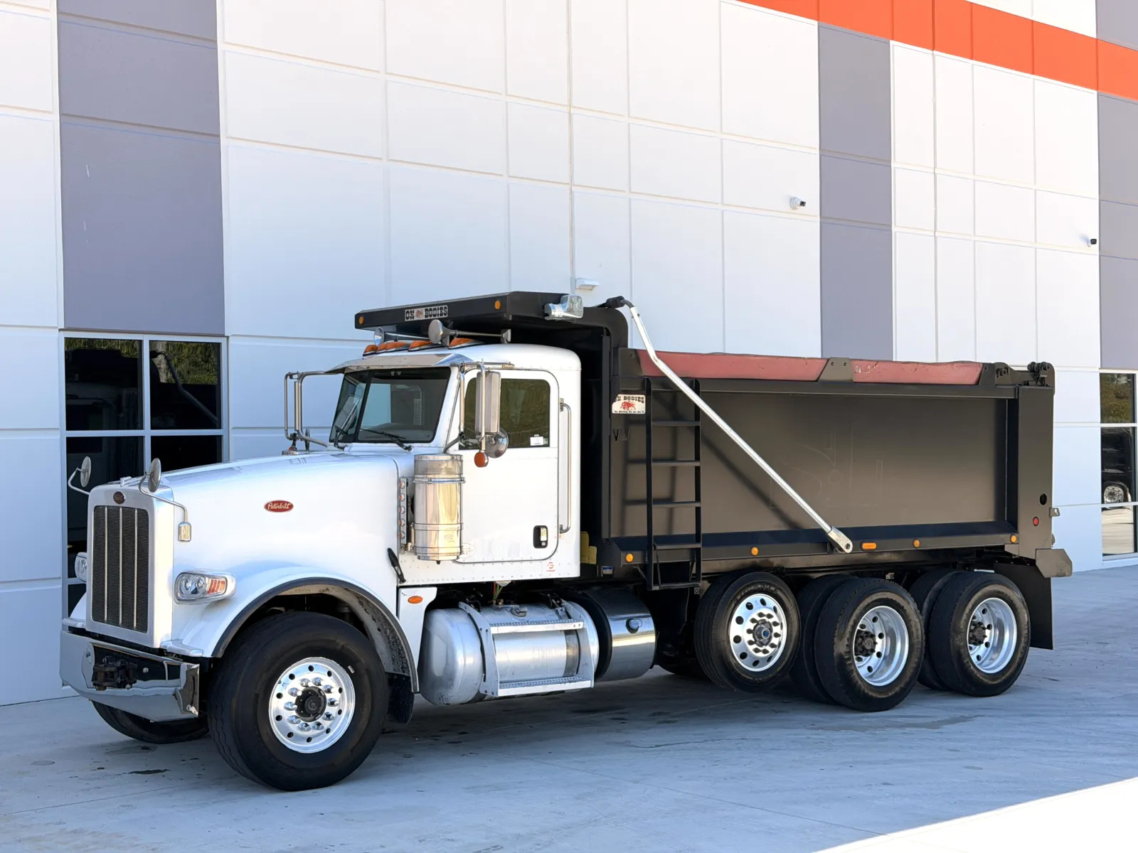 2016 Peterbilt - image 3