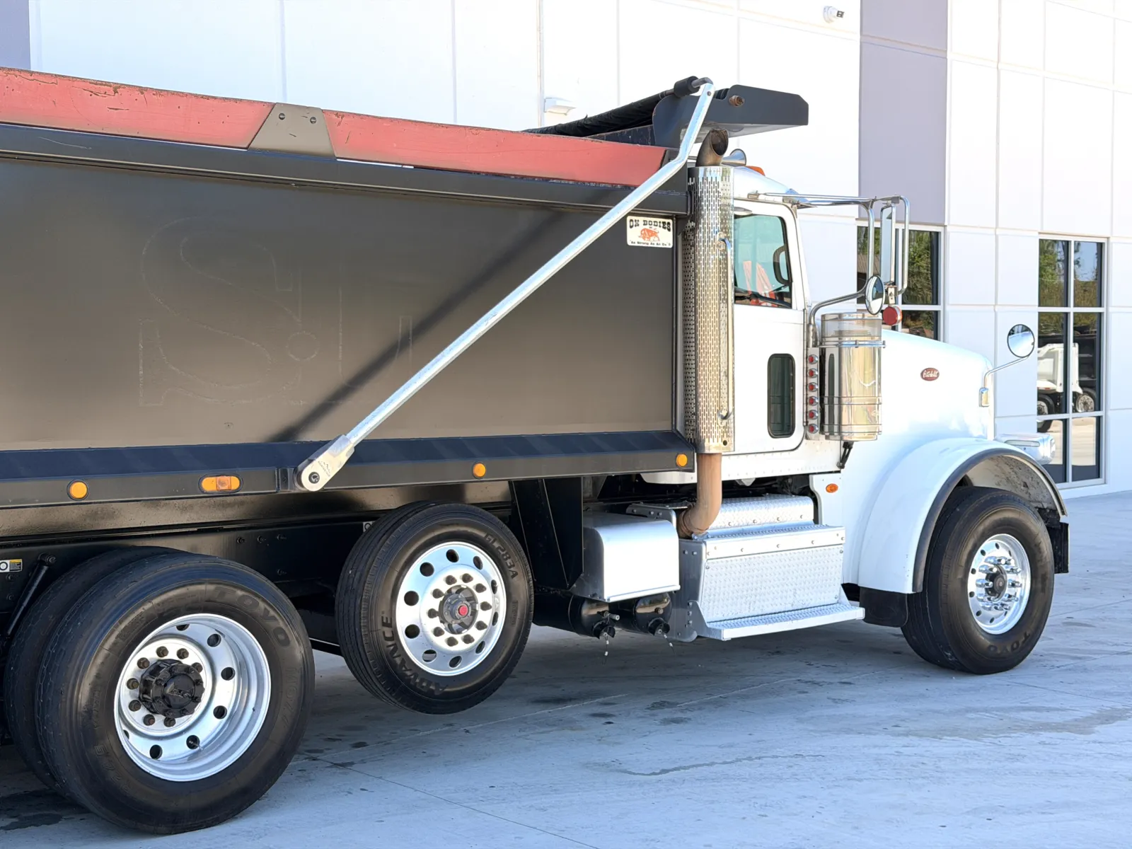 2016 Peterbilt - image 8