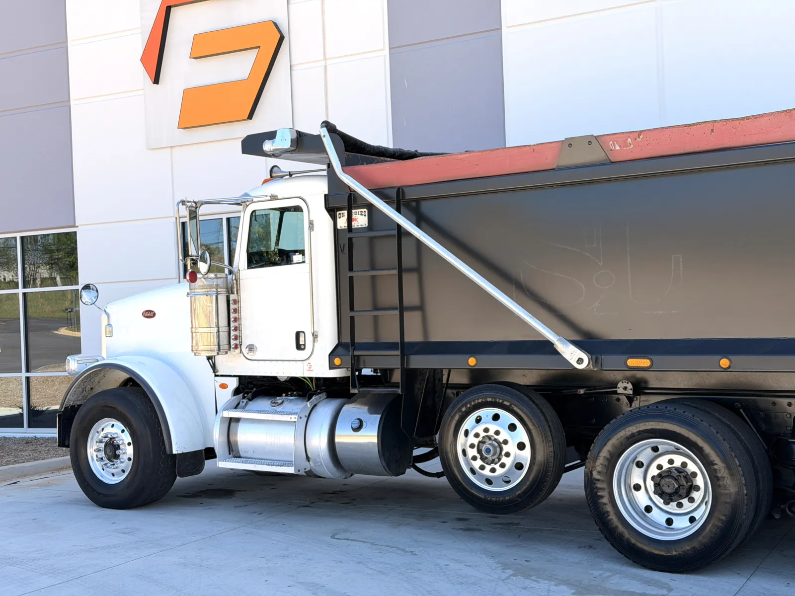 2016 Peterbilt - image 9