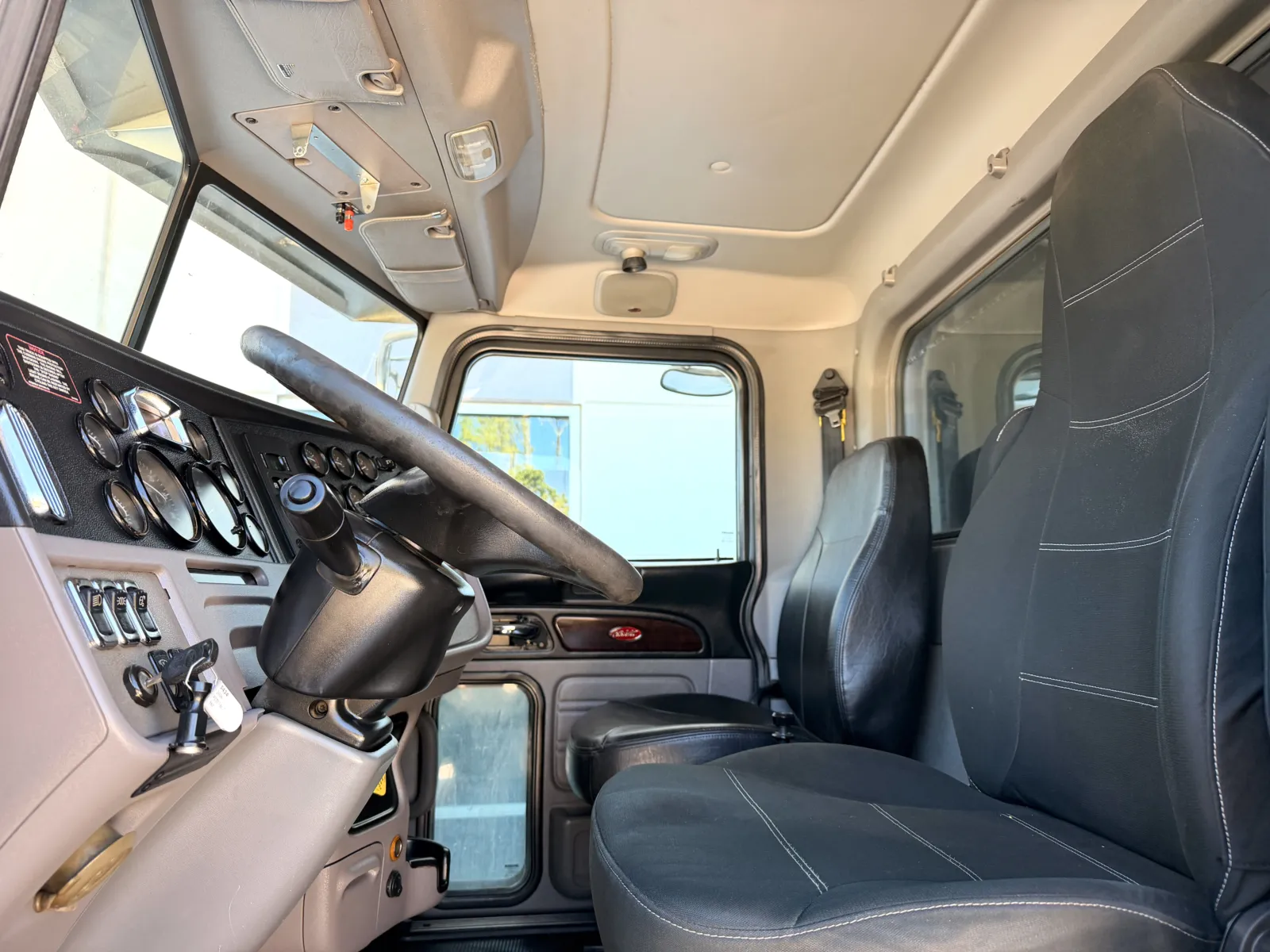 2016 Peterbilt - image 15