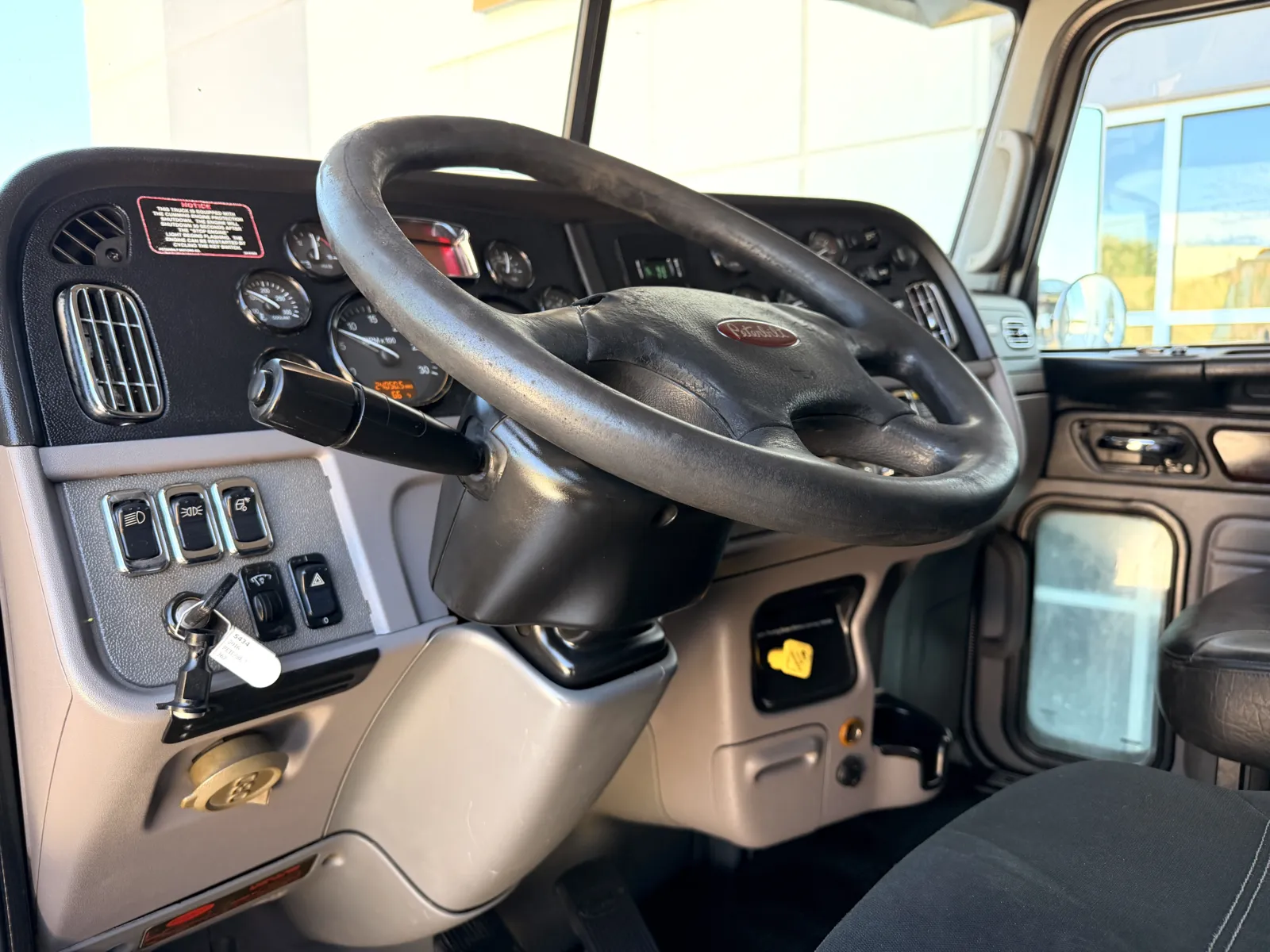 2016 Peterbilt - image 16