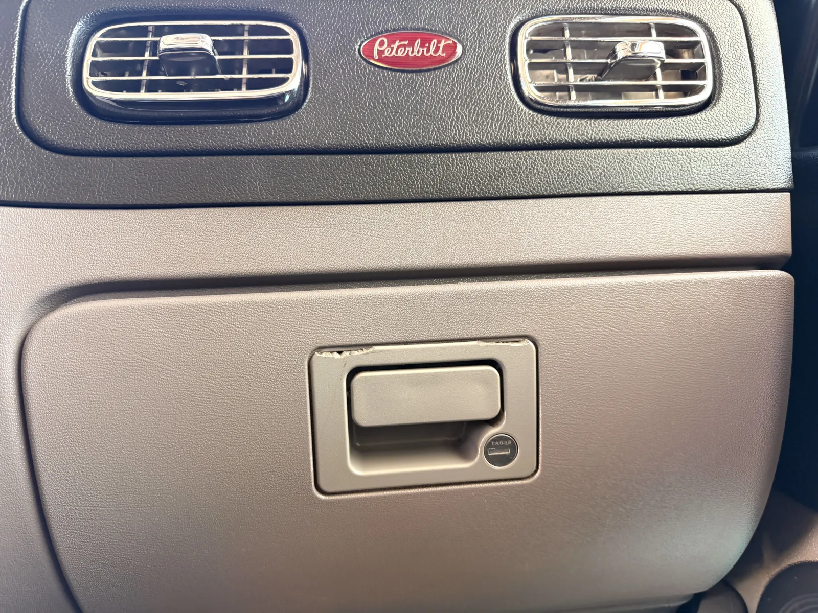 2016 Peterbilt - image 20