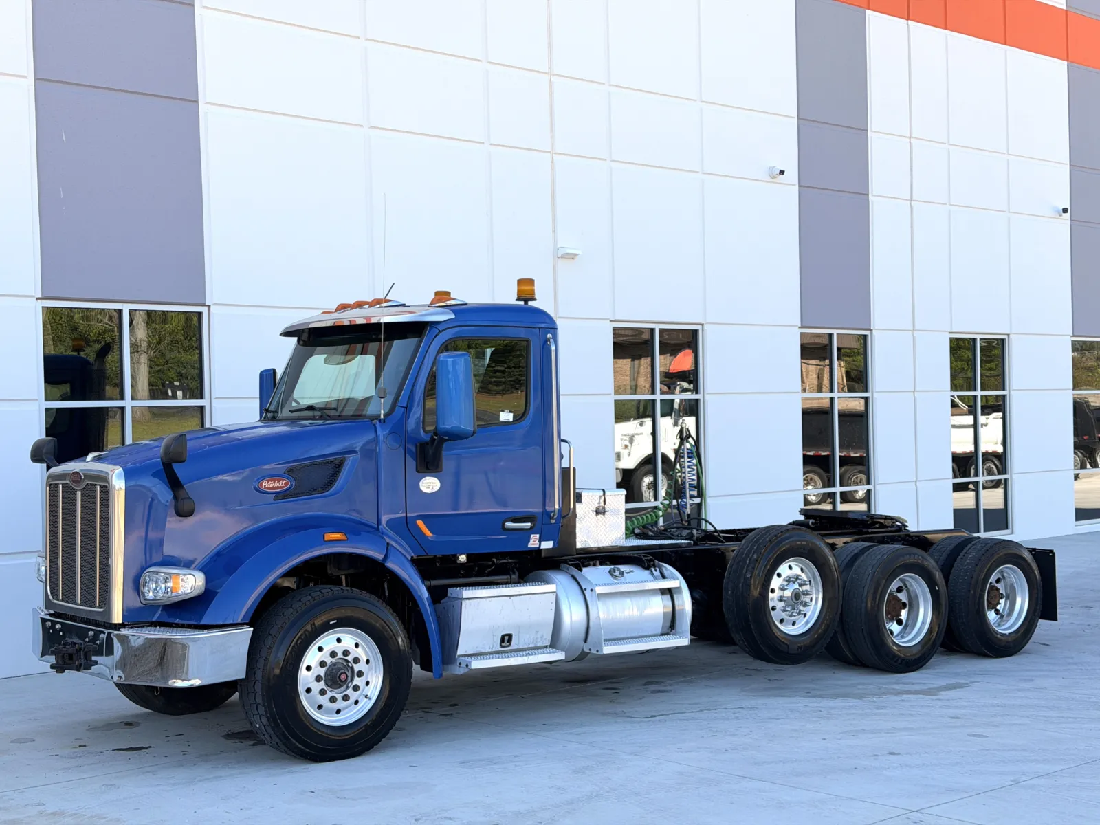 2016 Peterbilt 567 - image 2