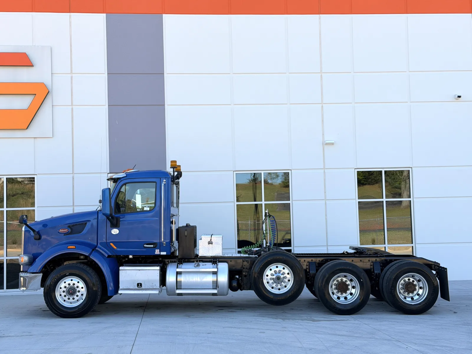 2016 Peterbilt 567 - image 4