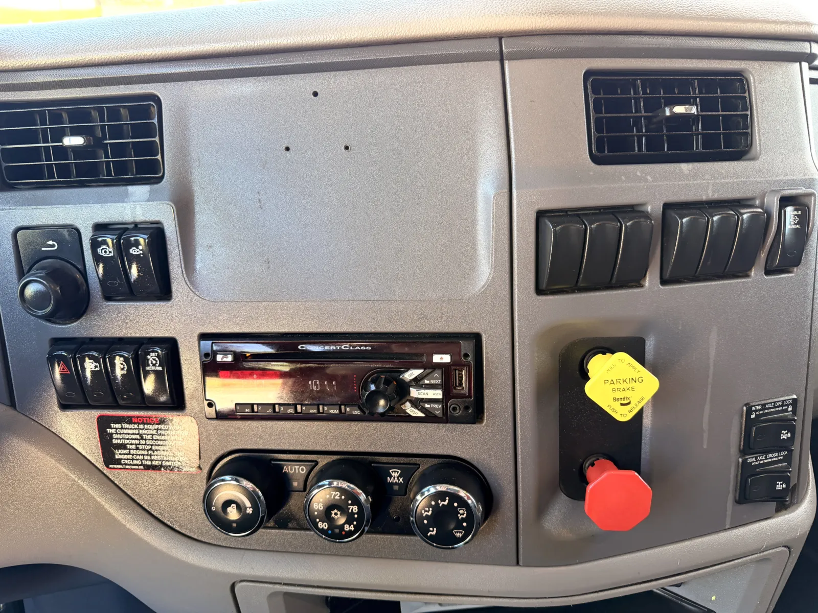 2016 Peterbilt 567 - image 19