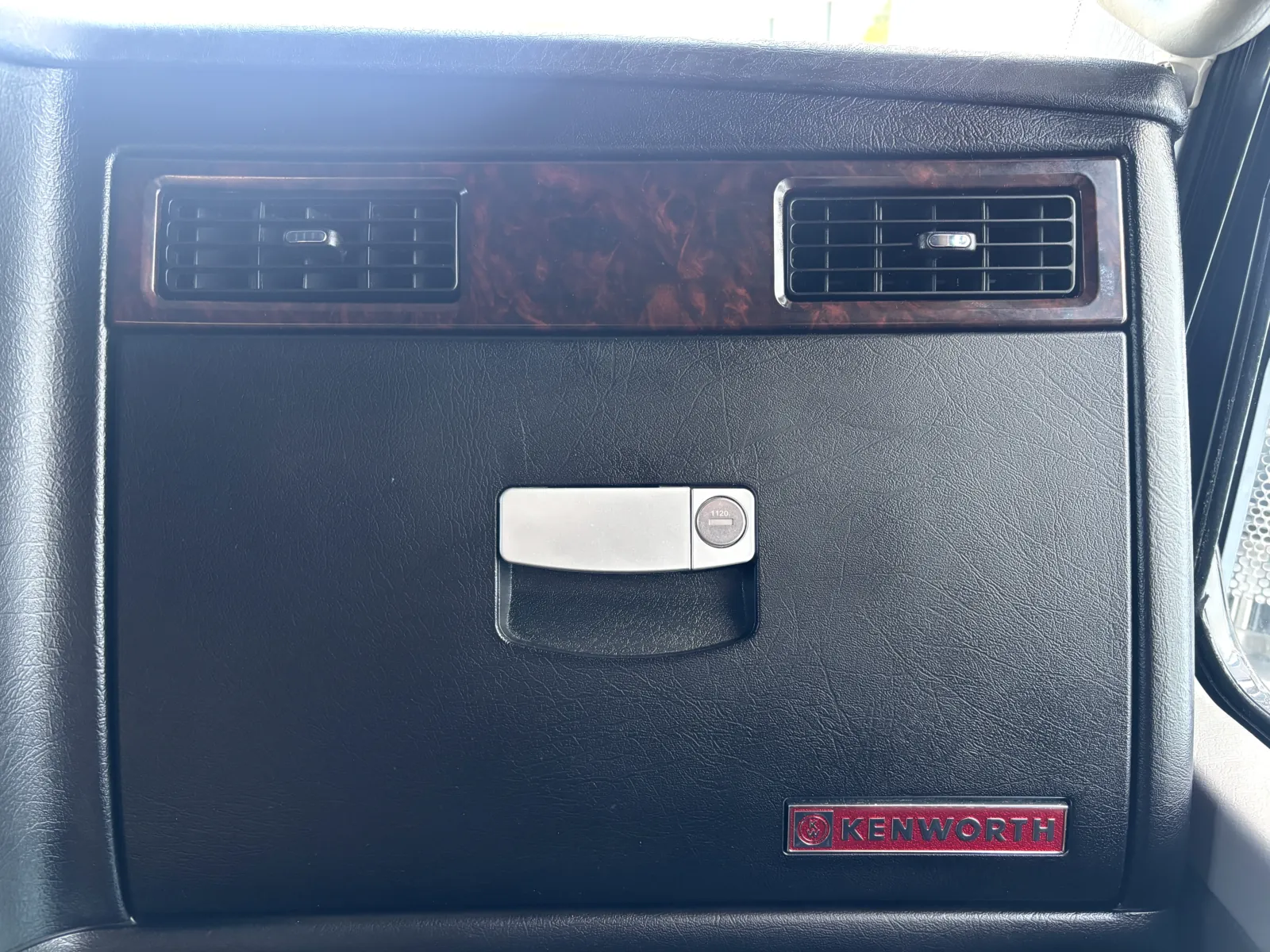 2024 Kenworth T800 - image 19