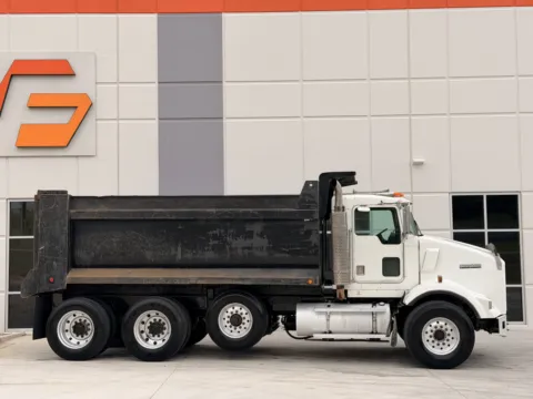 More photos of 2001 KENWORTH T800 at Forge Truck Centers - South Carolina, SC