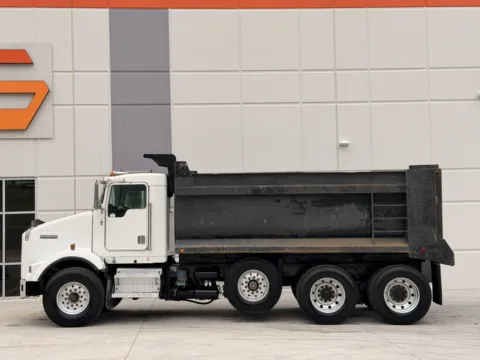 More photos of 2001 KENWORTH T800 at Forge Truck Centers - South Carolina, SC