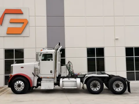 More photos of 2005 PETERBILT 379 at Forge Truck Centers - South Carolina, SC