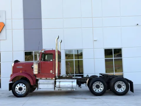 More photos of 1997 KENWORTH W900 at Forge Truck Centers - South Carolina, SC