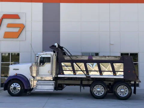 More photos of 2001 KENWORTH W900 at Forge Truck Centers - South Carolina, SC