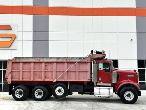More photos of 2001 KENWORTH W900 at Forge Truck Centers - South Carolina, SC