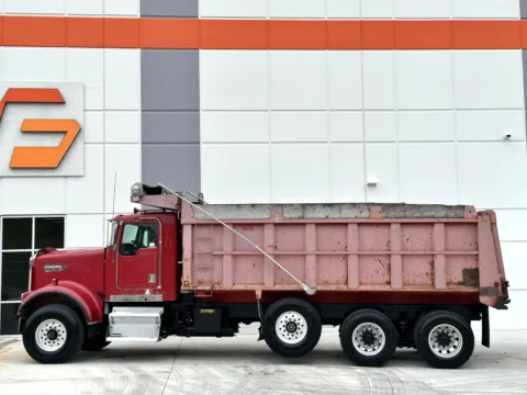 More photos of 2001 KENWORTH W900 at Forge Truck Centers - South Carolina, SC