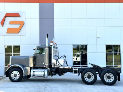 More photos of 2005 PETERBILT 379 at Forge Truck Centers - South Carolina, SC