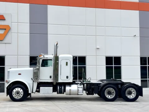 More photos of 2016 PETERBILT 389 at Forge Truck Centers - South Carolina, SC