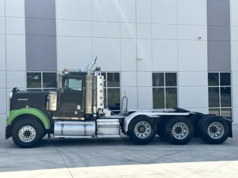 More photos of 1997 KENWORTH W900 at Forge Truck Centers - South Carolina, SC