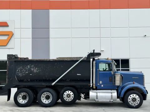More photos of 2004 KENWORTH W900 at Forge Truck Centers - South Carolina, SC