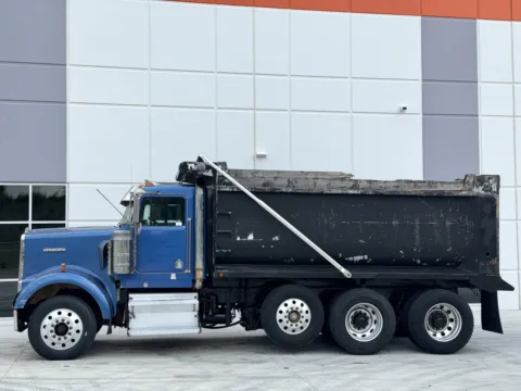 More photos of 2004 KENWORTH W900 at Forge Truck Centers - South Carolina, SC