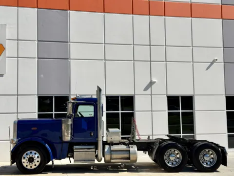More photos of 2018 PETERBILT 389 at Forge Truck Centers - South Carolina, SC