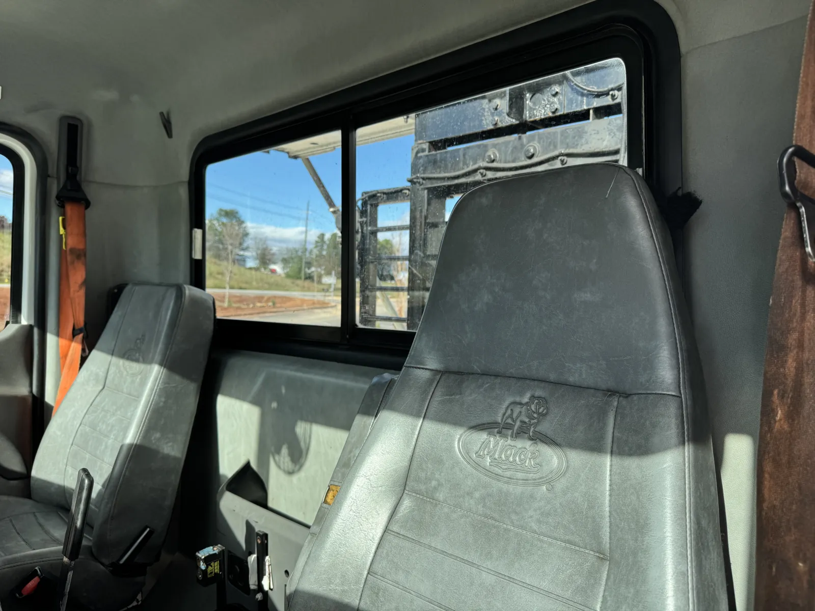 2016 Mack - image 19