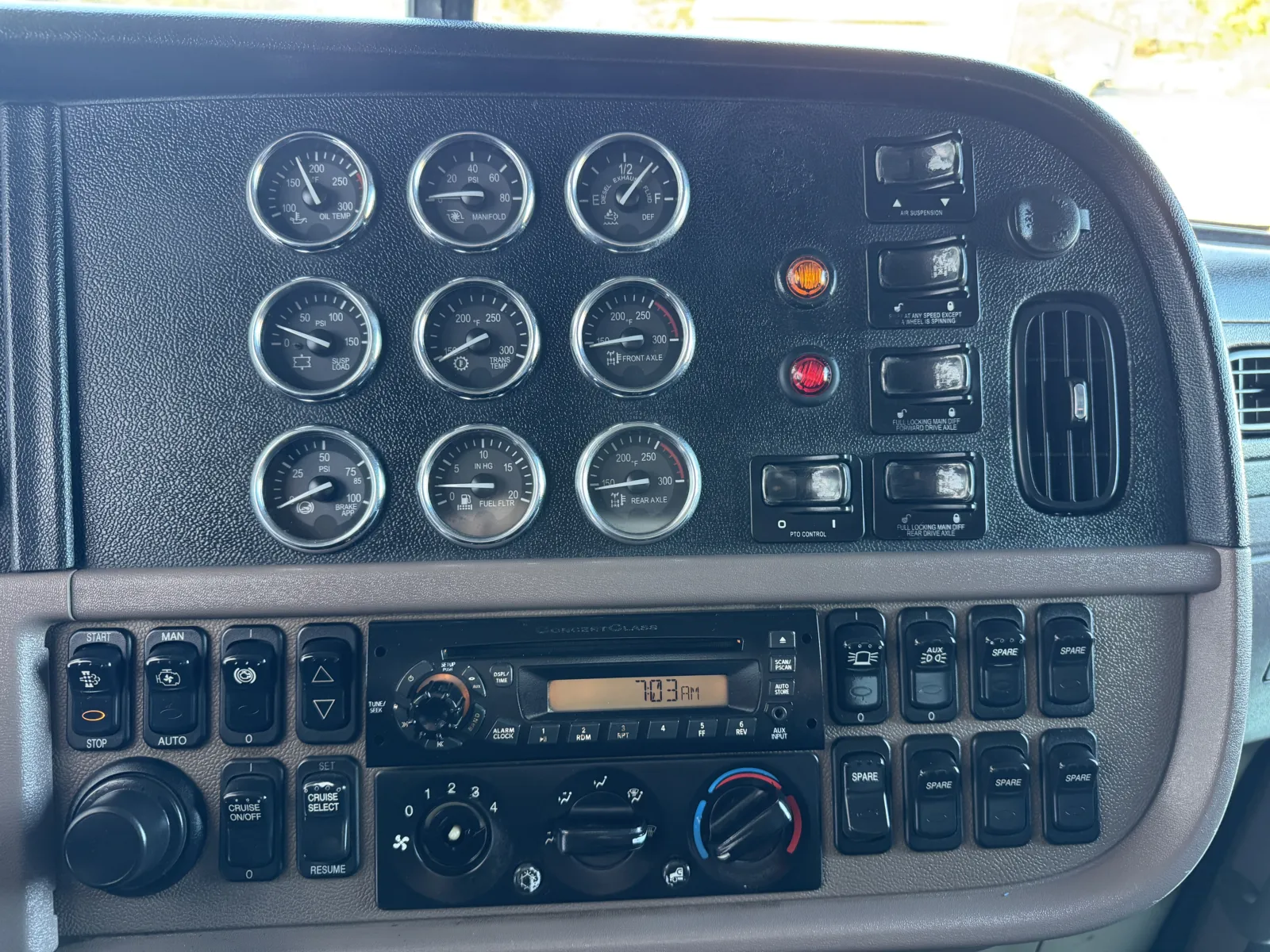 2014 Peterbilt - image 19