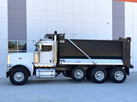 More photos of 2020 PETERBILT 389 at Forge Truck Centers - South Carolina, SC