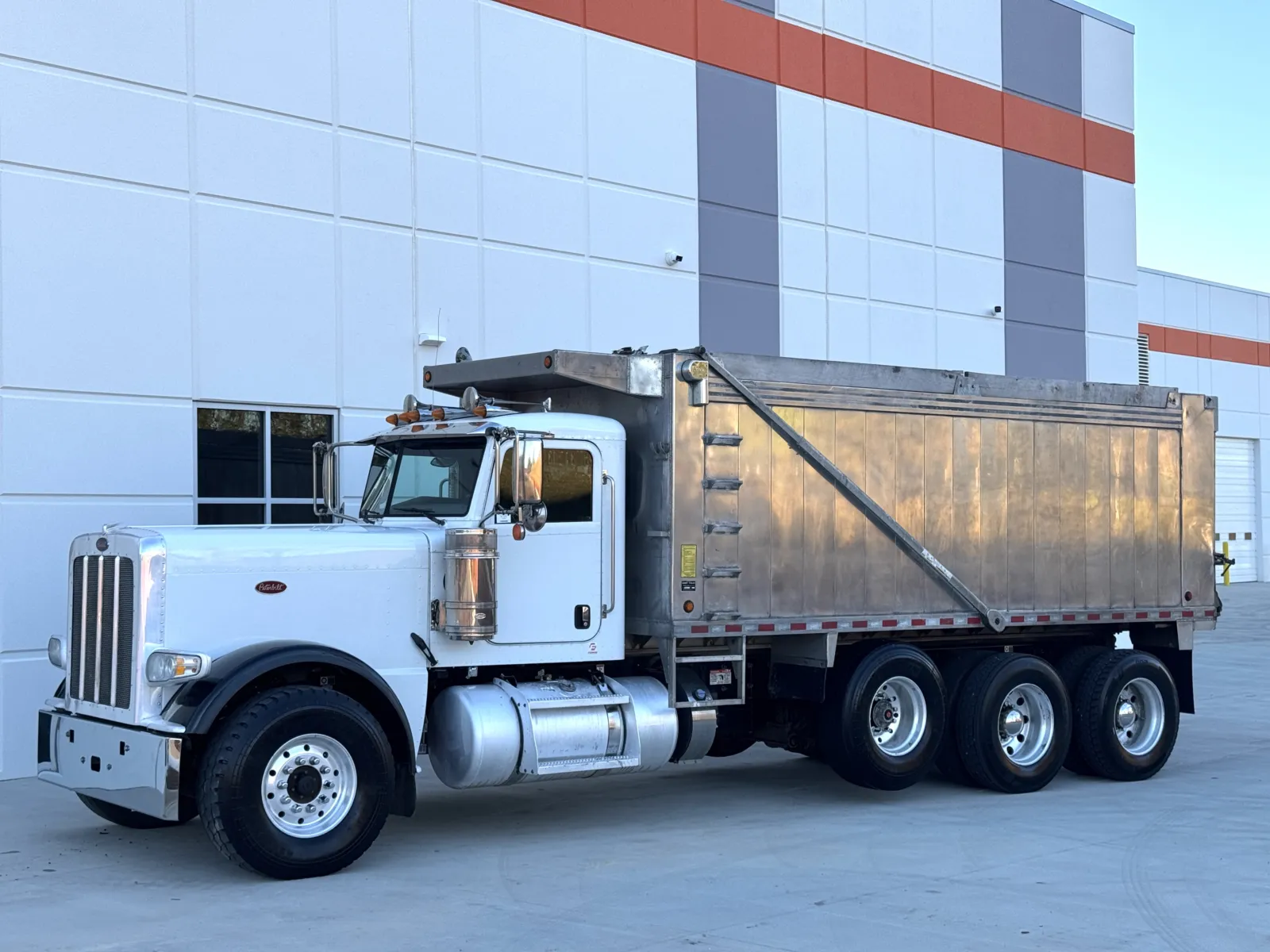 2020 Peterbilt 389 - image 3