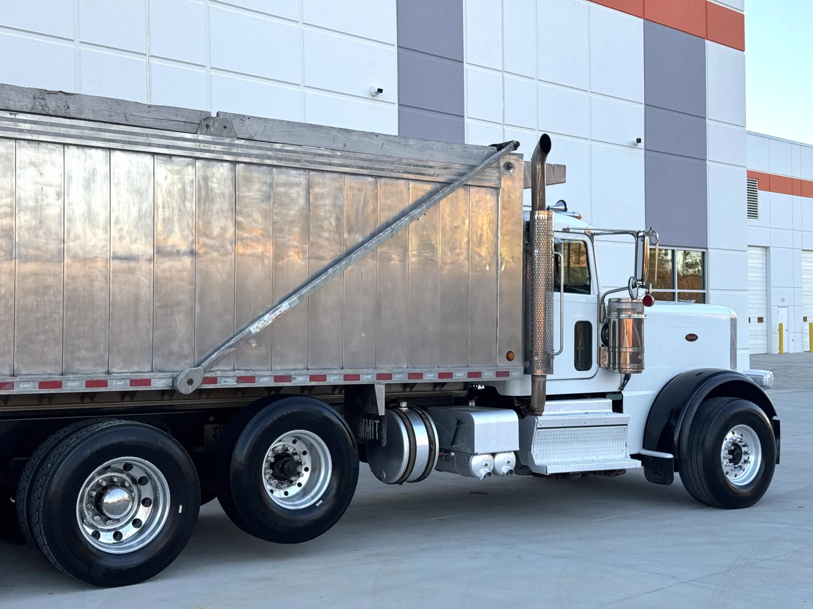 2020 Peterbilt 389 - image 8