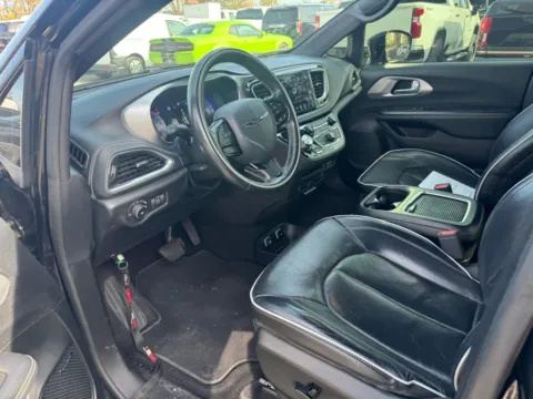 More photos of 2019 Chrysler Pacifica Limited at Indy Auto Man, IN