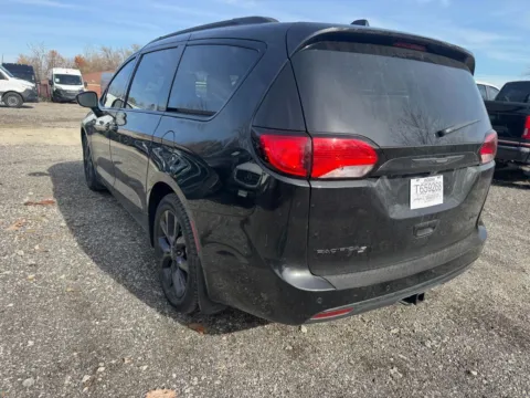More photos of 2019 Chrysler Pacifica Limited at Indy Auto Man, IN