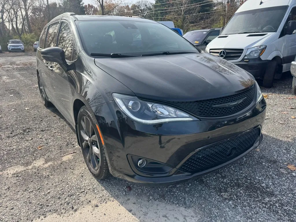 Black 2019 Chrysler Pacifica Limited for sale in Indianapolis, IN