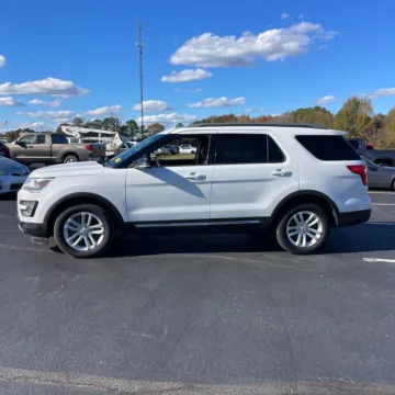 More photos of 2017 Ford Explorer XLT at Indy Auto Man - Indianapolis, IN