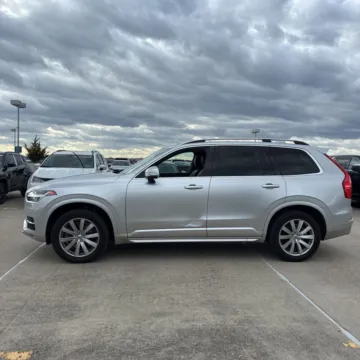 More photos of 2018 Volvo XC90 T6 Momentum at Indy Auto Man, IN