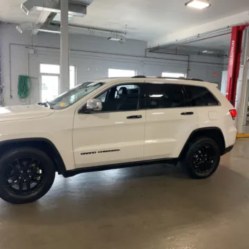 More photos of 2017 Jeep Grand Cherokee Limited at Indy Auto Man, IN