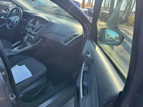 More photos of 2012 Ford Focus SEL at Indy Auto Man - Indianapolis, IN