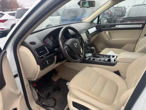 More photos of 2016 Volkswagen Touareg VR6 FSI Sport at Indy Auto Man - Indianapolis, IN