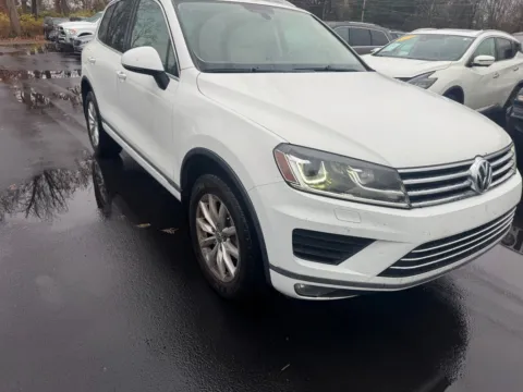 White 2016 Volkswagen Touareg VR6 FSI Sport for sale in Indianapolis, IN