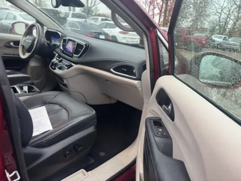 More photos of 2017 Chrysler Pacifica Limited at Indy Auto Man, IN