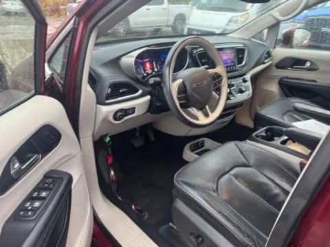 More photos of 2017 Chrysler Pacifica Limited at Indy Auto Man, IN