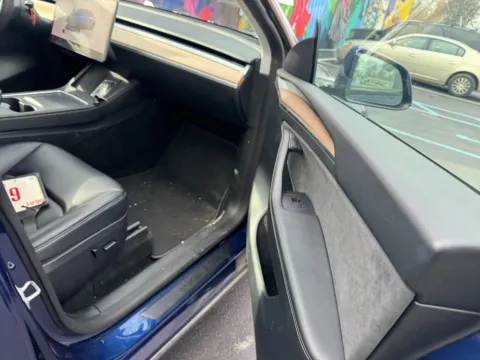 More photos of 2023 Tesla Model Y Long Range at Indy Auto Man - Indianapolis, IN