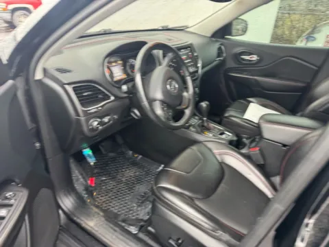 More photos of 2019 Jeep Cherokee Trailhawk at Indy Auto Man, IN