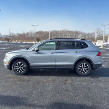 More photos of 2021 Volkswagen Tiguan 2.0T SE at Indy Auto Man, IN