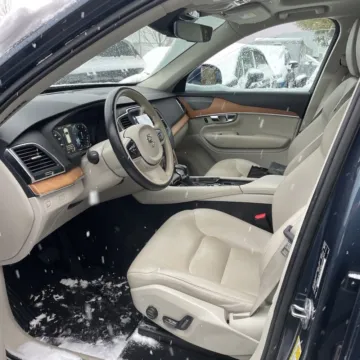 More photos of 2022 Volvo XC90 T6 Momentum at Indy Auto Man - Indianapolis, IN