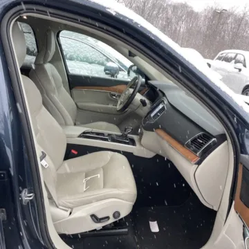 More photos of 2022 Volvo XC90 T6 Momentum at Indy Auto Man, IN