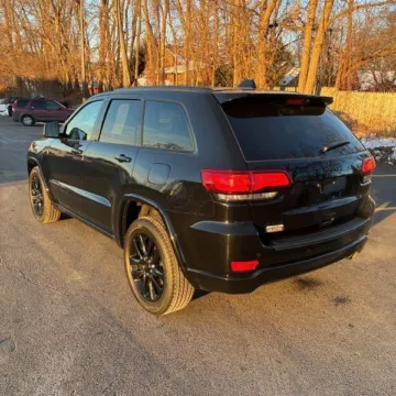 More photos of 2020 Jeep Grand Cherokee Altitude at Indy Auto Man, IN