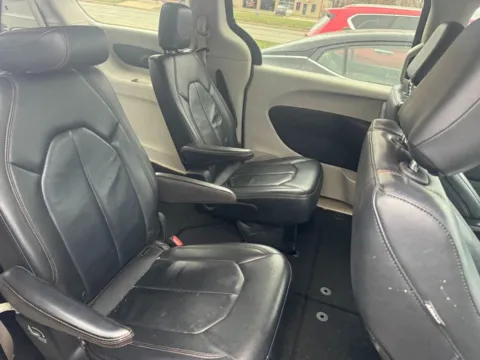 More photos of 2017 Chrysler Pacifica Touring L at Indy Auto Man - Indianapolis, IN