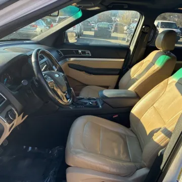 More photos of 2016 Ford Explorer XLT at Indy Auto Man - Indianapolis, IN