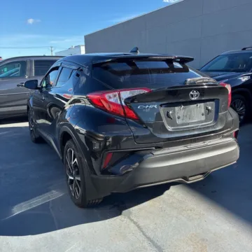 More photos of 2020 Toyota C-HR XLE at Indy Auto Man - Indianapolis, IN