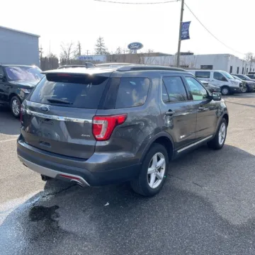 More photos of 2016 Ford Explorer XLT at Indy Auto Man - Indianapolis, IN