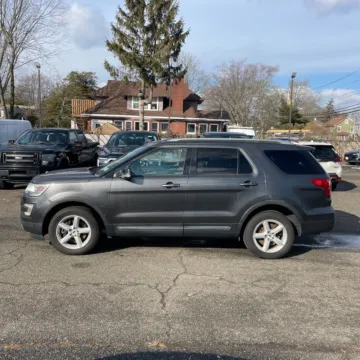 More photos of 2016 Ford Explorer XLT at Indy Auto Man - Indianapolis, IN